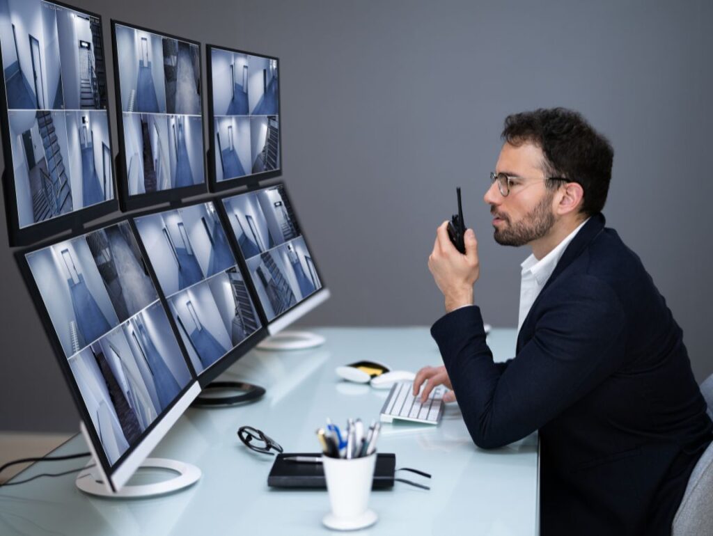 O planejamento de pronta resposta em sistemas de CFTV (Circuito Fechado de Televisão) é fundamental para garantir a eficácia do monitoramento e a segurança do local protegido. Esse planejamento envolve a definição de protocolos claros para a detecção, verificação e resposta a eventos suspeitos ou anômalos captados pelas câmeras.
